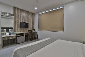 Postel nebo postele na pokoji v ubytování Hotel Limra Vadodara