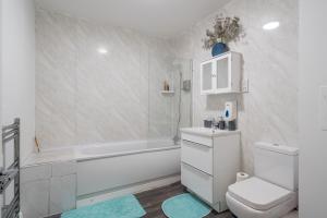 ロンドンにある3 bed home by Canning Town stationの浴槽、トイレ、洗面台を備えたバスルーム +22枚の写真