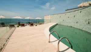 Bazén v ubytování Arena Leme Hotel nebo v jeho okolí