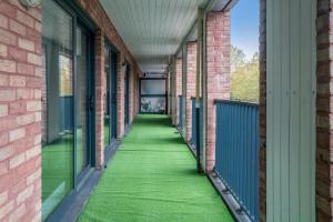 ロンドンにある3 bed home by Canning Town stationの緑草の空廊