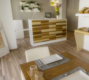 ein Esszimmer mit einem Tisch und Stühlen sowie einem Schrank in der Unterkunft Bio Hotel Palermo in Palermo