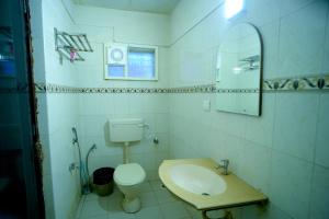 Koupelna v ubytování RAAJNEST SERVICE APARTMENTS