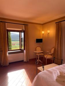 Televízia a/alebo spoločenská miestnosť v ubytovaní IL COLOMBAIO WINERY & Rooms