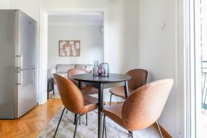 a dining room with a table and chairs at Modern Apt opposite the Acropolis Museum in Athens