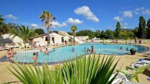 Bazén v ubytování Camping 4 étoiles - Parc aquatique - eece0c nebo v jeho okolí
