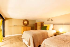 Łóżko lub łóżka w pokoju w obiekcie Tirso Loft en Madrid