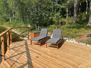2 sedie sedute sopra un ponte di legno di Holiday Home Haapala by Interhome a Karjalaisenniemi