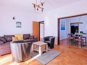 un soggiorno con un divano e un tavolo di Apartment Dragica by Interhome a Pješčana Uvala