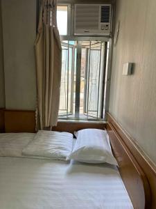 Postel nebo postele na pokoji v ubytování Good Fortune Inn