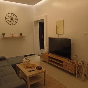 TV a/nebo společenská místnost v ubytování رغيد للشقق الفندقية حائل - طريق جرير + 37 fotografií