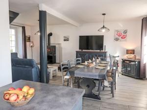 Posezení v ubytování Holiday Home Le Coup de Coeur by Interhome