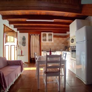 Kuchyň nebo kuchyňský kout v ubytování Stunning Rustic House El Pinar & WiFi