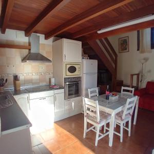 Kuchyň nebo kuchyňský kout v ubytování Stunning Rustic House El Pinar & WiFi