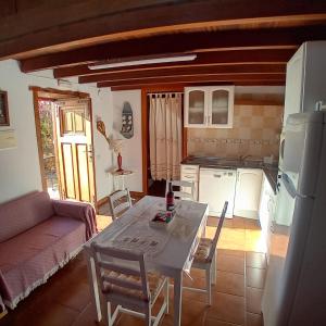 Kuchyň nebo kuchyňský kout v ubytování Stunning Rustic House El Pinar & WiFi + 37 fotografií