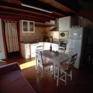 Kuchyň nebo kuchyňský kout v ubytování Stunning Rustic House El Pinar & WiFi