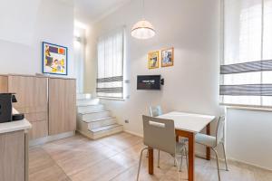 a kitchen and dining room with a table and chairs at Casa Pertinace in Alba