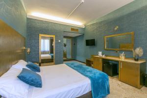 Postel nebo postele na pokoji v ubytování Hotel Boomerang Roma + 37 fotografií