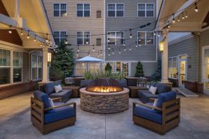 Et sittehjørne på Residence Inn by Marriott Long Island Islip/Courthouse Complex