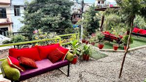 Vườn quanh fireflies retreat home- Yoga, Sound Healing & Coworking Stay in Kathamndu