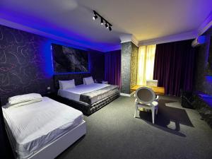 Una cama o camas en una habitación de Amber Hotel