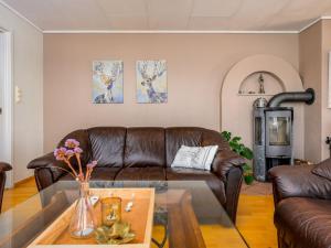 Posezení v ubytování Chalet Seievika by Interhome