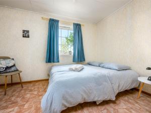 Postel nebo postele na pokoji v ubytování Chalet Seievika by Interhome