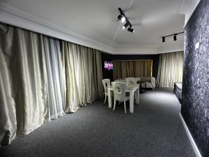 Una televisión o centro de entretenimiento en Amber Hotel
