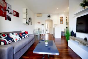 un soggiorno con un divano e un tavolo di Cadorna CityView Flat - Strategic position in the middle of the Square a Milano