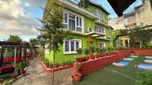 Vườn quanh fireflies retreat home- Yoga, Sound Healing & Coworking Stay in Kathamndu