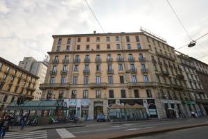 un grande edificio all'angolo di una strada cittadina di Cadorna CityView Flat - Strategic position in the middle of the Square a Milano