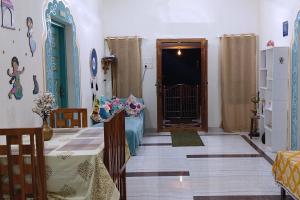 un soggiorno con tavolo e porta di Gypsy Walker a Varkala