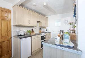 Kuchyň nebo kuchyňský kout v ubytování Cliff Cottage + 23 fotografií
