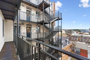 eine Wendeltreppe an der Seite eines Gebäudes in der Unterkunft Modern 1-Bed Serviced Apartment - Central Brighton in Brighton & Hove