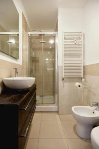 un bagno con lavandino, WC e doccia di Cadorna CityView Flat - Strategic position in the middle of the Square a Milano Altre 33 foto