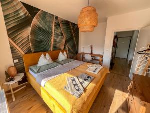 Un dormitorio con una cama con cabecero de madera. en Apartmán v meste Bratislava, en Bratislava