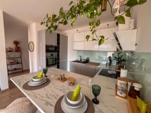 una cocina con una mesa con frutas en tazones. en Apartmán v meste Bratislava, en Bratislava