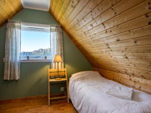 Postel nebo postele na pokoji v ubytování Chalet Seievika by Interhome