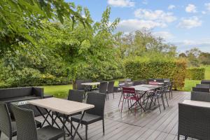 Κήπος έξω από το Hôtel AKENA La Ferté Bernard