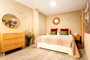 Łóżko lub łóżka w pokoju w obiekcie Tirso Loft en Madrid