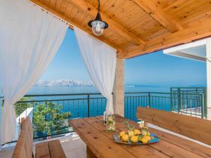 une table en bois avec une assiette de fruits sur un balcon dans l'établissement Apartment Marina-3 by Interhome, à Senj
