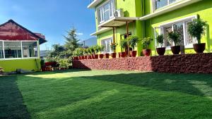 Vườn quanh fireflies retreat home- Yoga, Sound Healing & Coworking Stay in Kathamndu