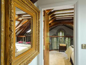 Una cama o camas en una habitación de St Edmunds Church