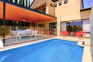Luxury Villa W Pool & Spa 5 BEDROOMS游泳池或附近泳池