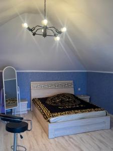 une chambre avec un lit, une table et une chaise dans l'établissement Hotel-apartment in the centre, à Tbilissi
