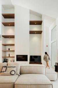 a living room with a couch and a tv at Casa da Fé in Lagoa