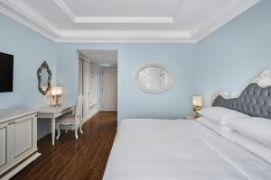 Posteľ alebo postele v izbe v ubytovaní Four Points by Sheraton Lang Son