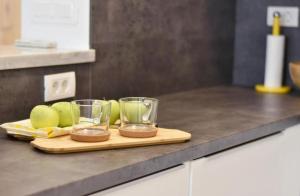 a cutting board with two glasses and some green apples at Apartment Leo in Ploče