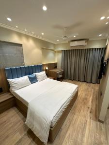 Postel nebo postele na pokoji v ubytování Rudraya Homes - Cozy Premium Serviced Apartments Khar - next to Bandra