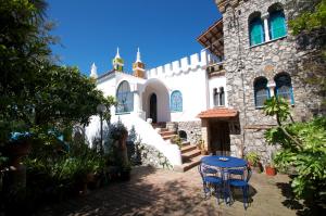 a table and chairs in front of a building at Villa Eva in Anacapri