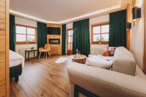 Llit o llits en una habitació de Hotel Gasthof Mitteregger - BEST PLACE in town with summercard included